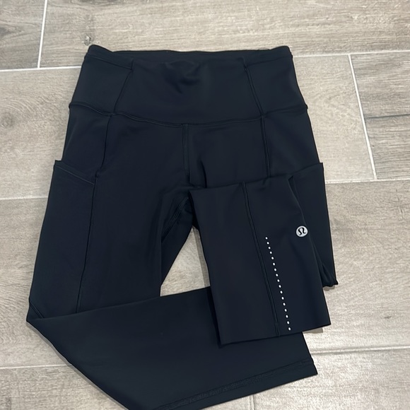 lululemon athletica Pants - Women’s Lululemon cropped leggings with pockets, size 4, 26”